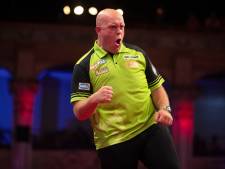 Michael van Gerwen naar halve finale na zenuwslopende partij tegen Nathan Aspinall 