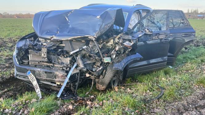 Een wonder: grote ravage na ongeval in Aalten, maar bestuurder komt met schrik vrij