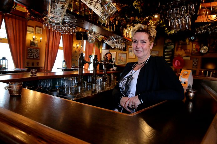 Sandra de Kort viert binnenkort de 25ste verjaardag van haar kroeg, 't Dijkie in 's-Gravendeel.