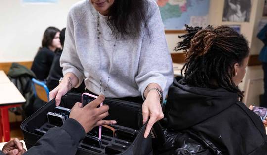 Engeland voert totaalverbod op smartphones in op schoolterrein: moet ook Vlaanderen stapje verder gaan? ‘Het zorgt hoe dan ook voor afleiding’