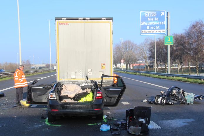 Ongeval E19 Sint-Job-in-'t-Goor. Auto rijdt in op staart van de file na kettingbotsing.