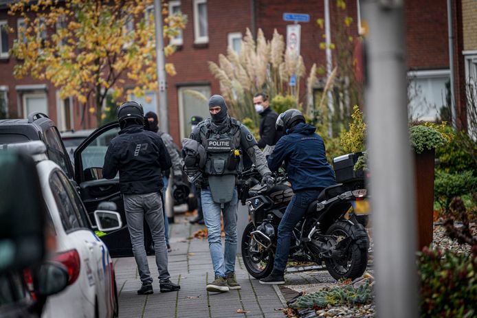 Een arrestatieteam van de Dienst Speciale Interventies arresteert de 44-jarige Rijssenaar Mohammed die verdacht wordt van betrokkenheid bij terrorisme.
