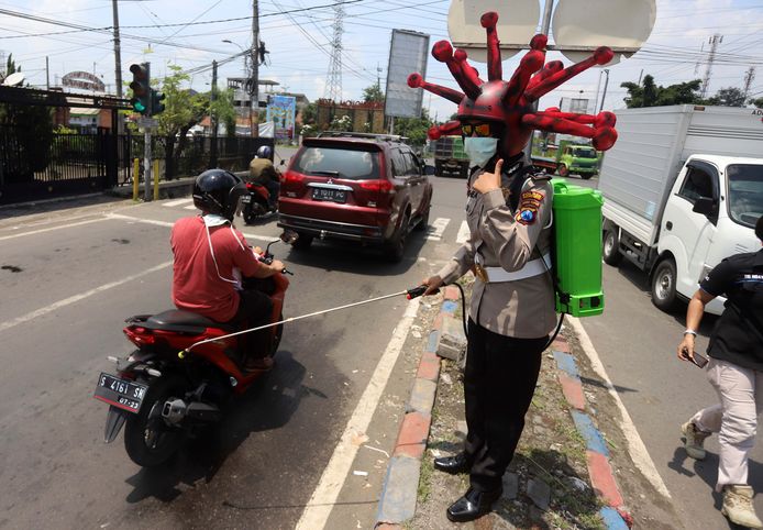 Ook in de Indonesische provincie Oost-Java doken al agenten met coronahelmen op.