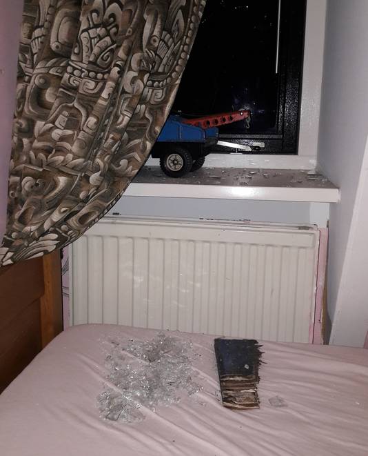 Een stuk hout, afkomstig van de aanhanger tien meter verderop, vloog door het slaapkamerraam van buurman Willem. Het glas ligt nog op zijn bed.