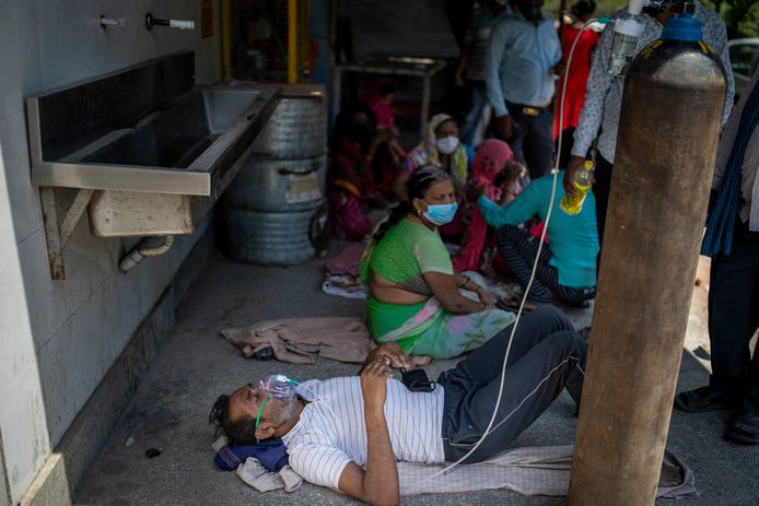 Een patiënt krijgt zuurstof toegediend in New Delhi.