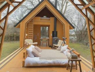 KIJK. Bed komt tevoorschijn uit de vloer in deze chalet: “Als je wil slapen, moet je eerst de planken weghalen”