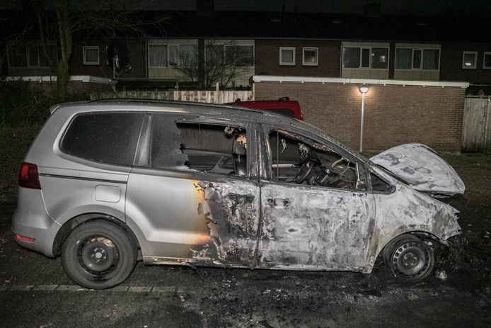 Een geparkeerde auto op de Dukenburgstraat in de Arnhemse wijk Presikhaaf heeft in de brand gestaan. De politie sluit brandstichting niet uit.