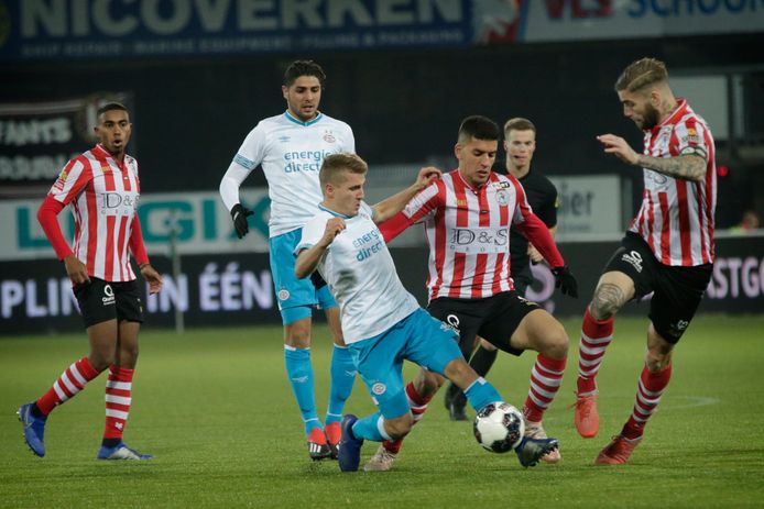 Michal Sadílek in het duel met Sparta, spelend voor Jong PSV. Maxi Romero kijkt toe.