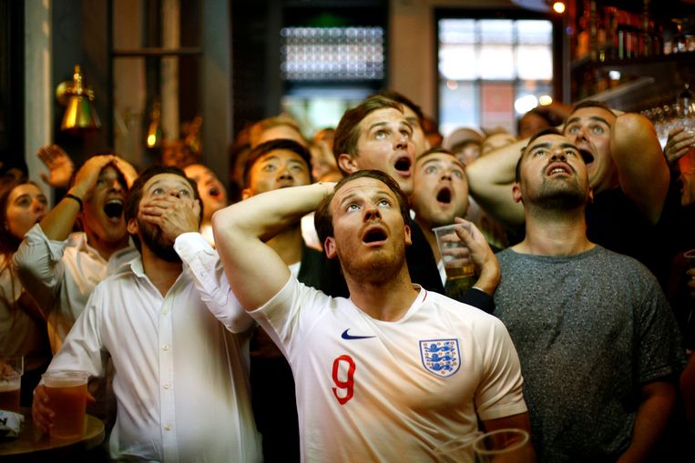 Engelse fans in Londen kijken naar de halve finale. Beeld REUTERS