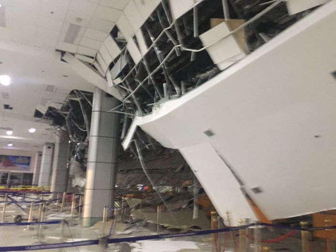 Het dak van Clark International Airport in Mabalacat is ingestort.