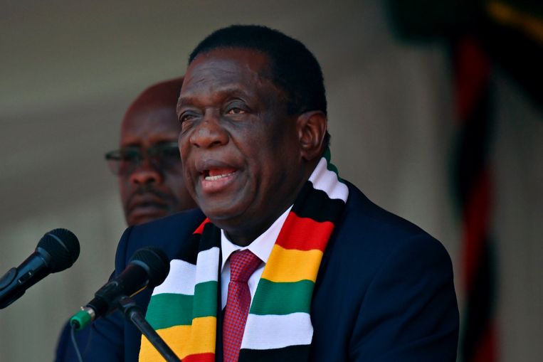 Emmerson Mnangagwa, de huidige president van Zimbabwe, zwaait zijn voorganger Robert Mugabe in een afscheidsspeech uit als een ‘visionair om wie heel het land in tranen is’. Beeld AFP