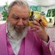 ‘Bake Off Vlaanderen’ lijkt bedacht om Wim Opbrouck vrij te laten improviseren, af en toe met een krullenpruik op