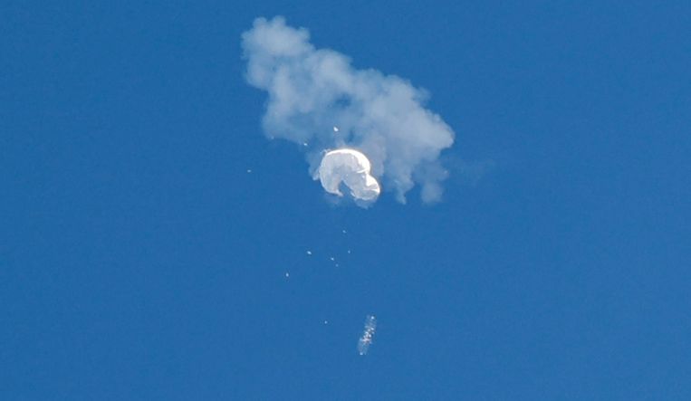 De Chinese ballon valt naar beneden, richting de oceaan, nadat de Verenigde Staten hem heeft neergeschoten.  Beeld REUTERS