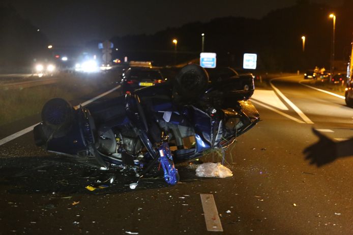 Een auto belandde op zijn kop.