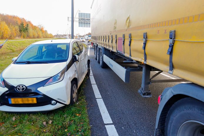Vrachtwagen sleurt vastzittende auto honderden meters mee op N2 bij Eindhoven Airport