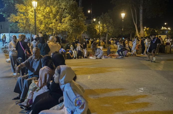 In de Marokkaanse hoofdstad Rabat gaan mensen buiten op zoek naar veiligheid nadat verschillende woningen en gebouwen zijn ingestort.