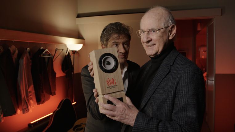 Jean Kluger krijgt een MIA uit handen van Bart Peeters. Beeld MIA's