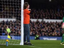 Klimaatdemonstrant bindt zich vast aan doelpaal bij Premier League-duel, Frank Lampard breekt zijn hand
