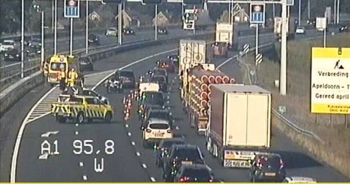 Ongeluk A1: rijstrook dicht, 10 kilometer file tussen Bathmen en Twello, uur vertraging.