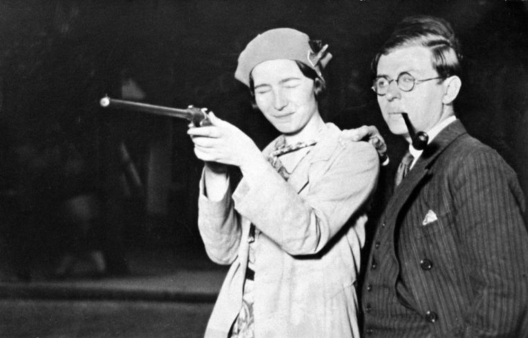 De eerste foto waarop Simone de Beauvoir en Jean-Paul Sartre samen staan uit juni 1929. Beeld Getty