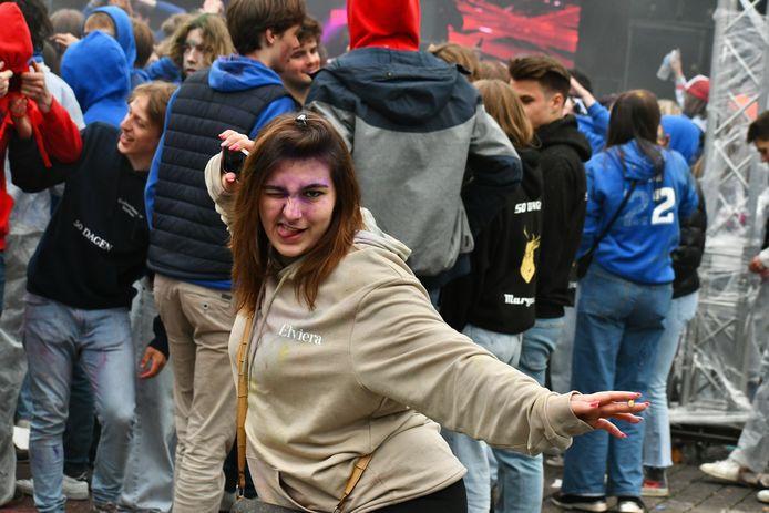 In Roeselare vierden ze de 50 dagen in plaats van de 100 dagen. De jongeren gingen vanaf 6u 's morgens uit de bol op het Polenplein.