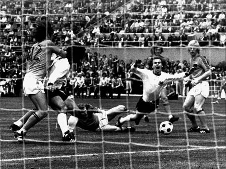 Duitse voetballegende Bernd Holzenbein, die penalty versierde in WK-finale 1974 tegen Oranje, overleden