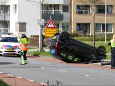 Auto slaat over de kop in Enschede na botsing tegen lantaarnpaal