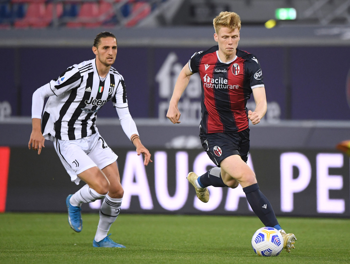 Jerdy Schouten met Bologna in actie tegen Juventus.
