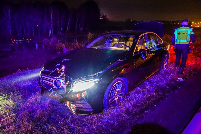 Auto botst tegen lantaarnpaal op A58 in Eindhoven.