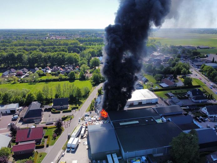 Er komt veel rook vrij bij de brand bij Rhodos in Oldebroek