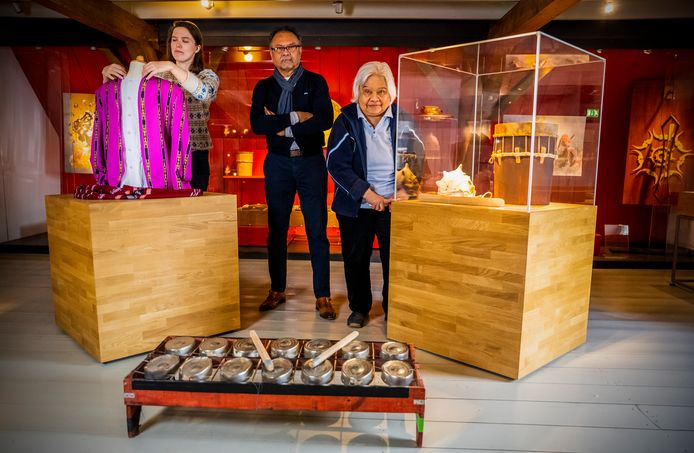 Hilde van den Berg, Nico Haliwela en Evelin Hiariej leggen de laatste hand aan de expositie over de geschiedenis, kunst en cultuur van Molukkers in Krimpen.