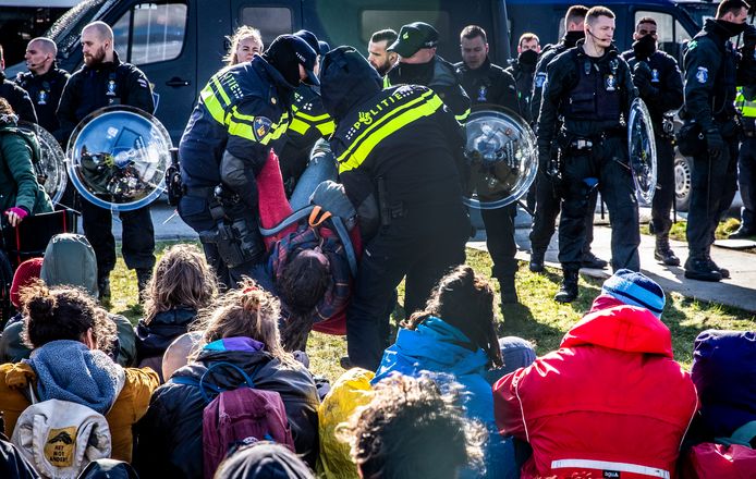 Een deel van actievoerders demonstreerde op het vliegveldterrein. 104 mensen werden aangehouden.