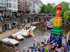 Kleurrijke botenparade Utrecht Pride trekt door bomvolle stad, van wanklank geen sprake