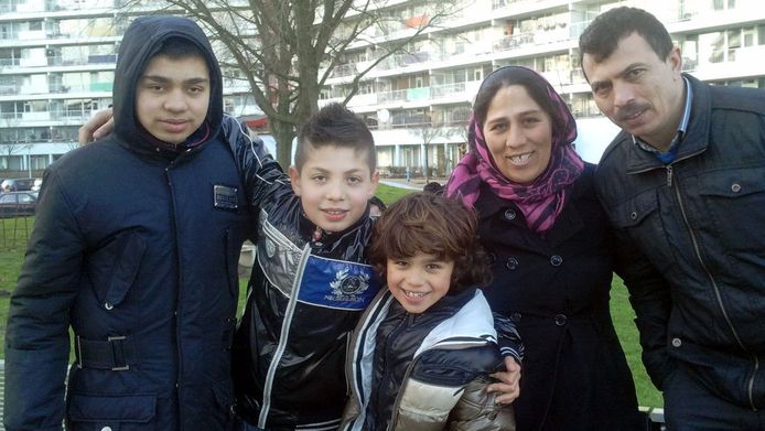 Yunus (midden) met zijn biologische ouders en broers.