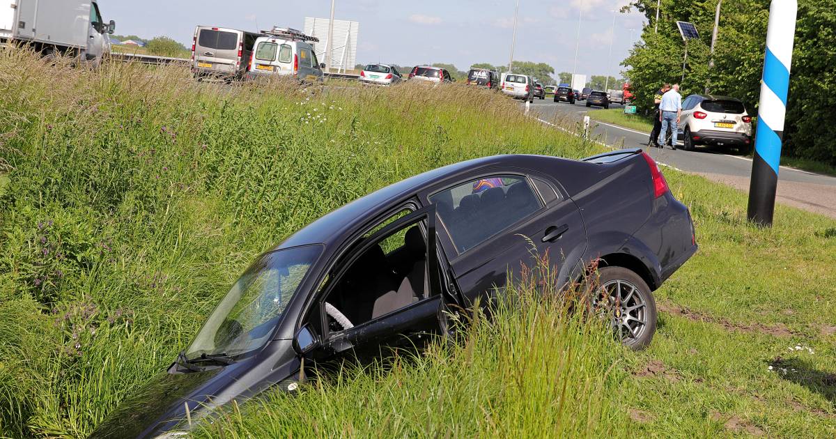 Auto belandt in sloot door botsing bij inhaalpoging in Waalwijk.