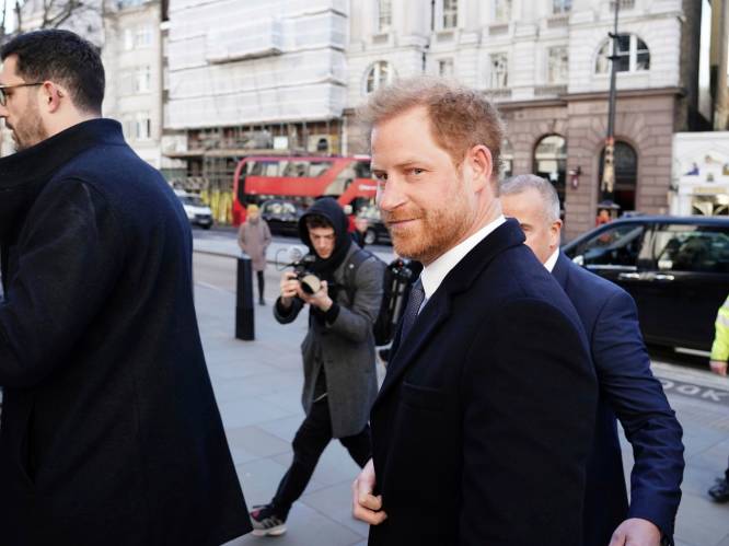 Hypocriet of net slim? Prins Harry claimt de spotlights tijdens rechtszaak: “Duidelijke boodschap aan de pers, maar ook aan zijn vader” 