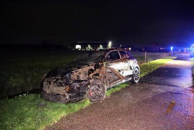 Automobilist belandt op de kop in de sloot in Boven-Leeuwen