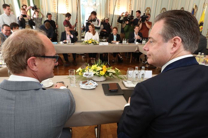 N-VA-onderhandelaars Ben Weyts en Bart De Wever, met tegenover hen de Open Vld-delegatie.