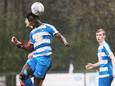 Oeken-verdediger Gideon Wamba vecht een luchtduel uit met Benjamin Roters van FC Zutphen.