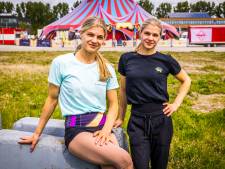 Even geen miljoenenpubliek voor deze Oekraïense tweeling, maar circustent: 'Doen dit voor oma’