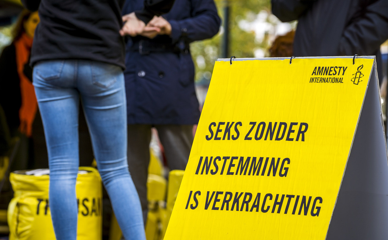 Slachtoffers van verkrachting voeren actie op het Plein bij de Tweede Kamer. Zij roepen minister Grapperhaus op om seks zonder instemming als verkrachting in de wet te erkennen.  Beeld ANP