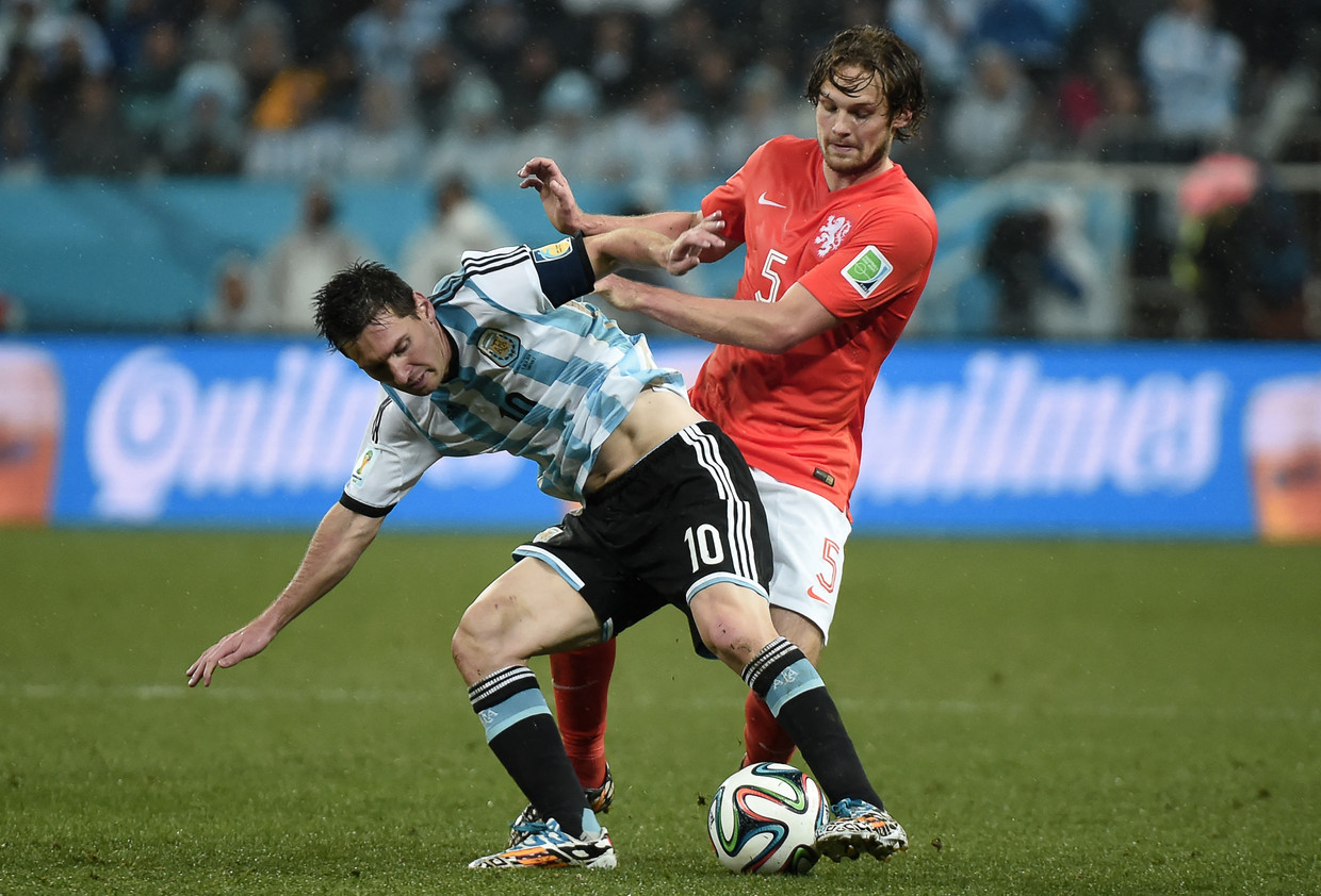 Daley Blind en Lionel Messi in duel op het WK 2014. Beeld ANP/AFP