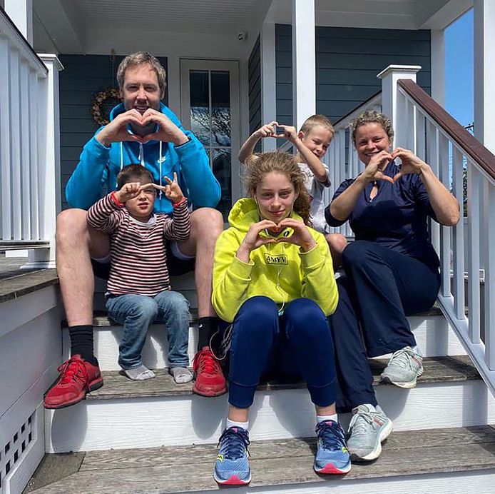 Kim Clijsters en haar gezin bij hun huis in New Jersey tijdens de eerste lockdown in het voorjaar van 2020.