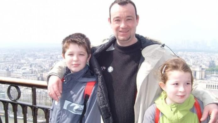 Pascal Troadec met zijn kinderen Sébastien en Charlotte op een oude foto.