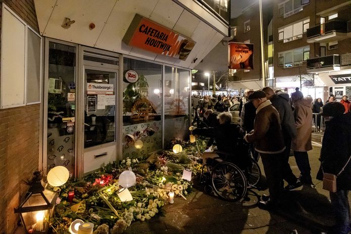 Bewoners van de Haagse Houtwijk lopen een stille tocht voor de eigenaar van een snackbar die werd doodgestoken. Drie minderjarigen zitten vast op verdenking van betrokkenheid.
