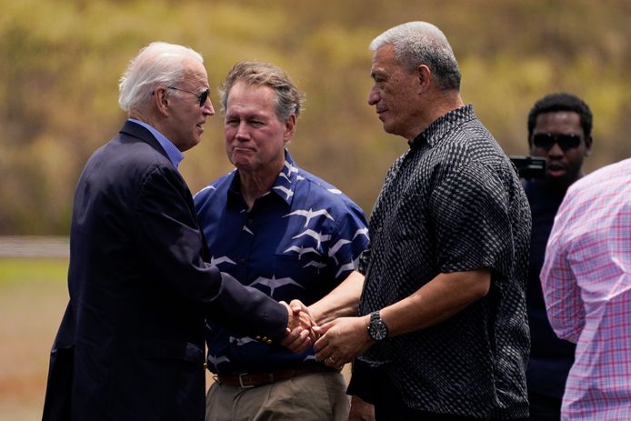 De Amerikaanse president spreekt op Maui onder meer met nabestaanden en slachtoffers van de brand.