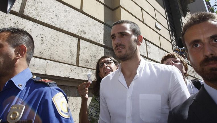 Leonardo Bonucci (m) arriveert bij het hoofdkantoor van de Italiaanse voetbalfederatie (FIGC) om uitleg te geven over zijn rol in het omkoopschandaal. Beeld epa