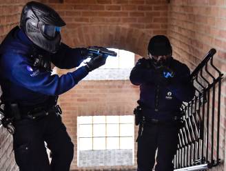 Politie houdt tactische oefeningen aan oude kleuterschool in Winkelomheide