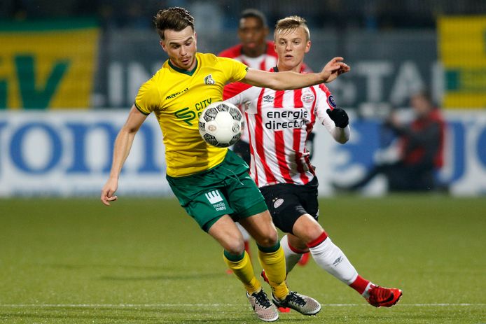 Jong PSV-aanvaller Albert Gudmundsson (rechts) in duel met Fortuna-middenvelder Jorrit Smeets.