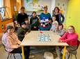 Een klasje van Sint-Rafaël speelde maandag alvast het ganzenbord en de memory rond mondgezondheid onder goedkeurend oog van mascotte 'Tuubje'.